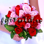 Букет невесты Королевский из светло розовых и красных роз